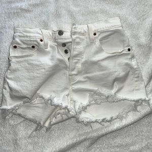 🤍501 Levi white distressed shorts🤍